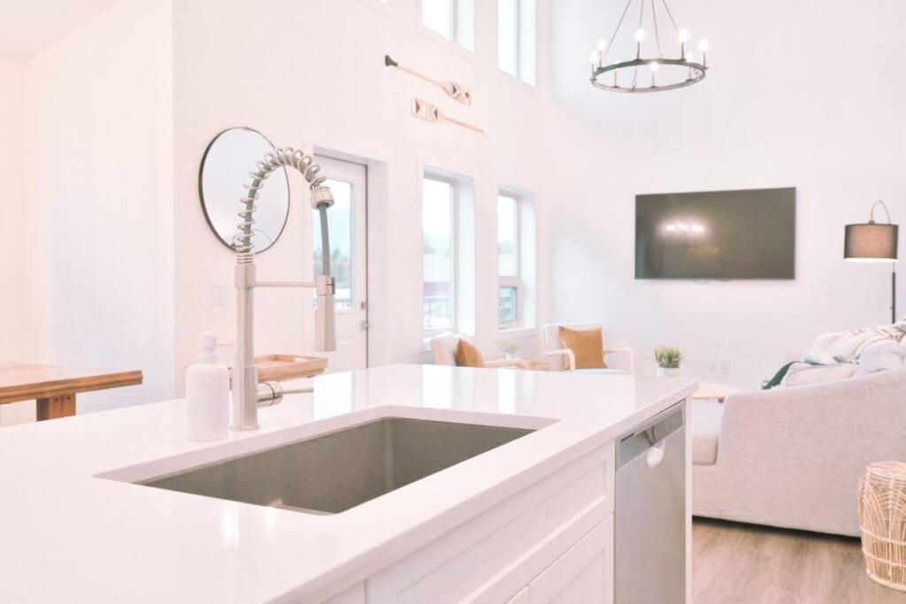 אינברמיר Oasis Getaway, Mins To Lake, King Bed, Dbl Garage מראה חיצוני תמונה