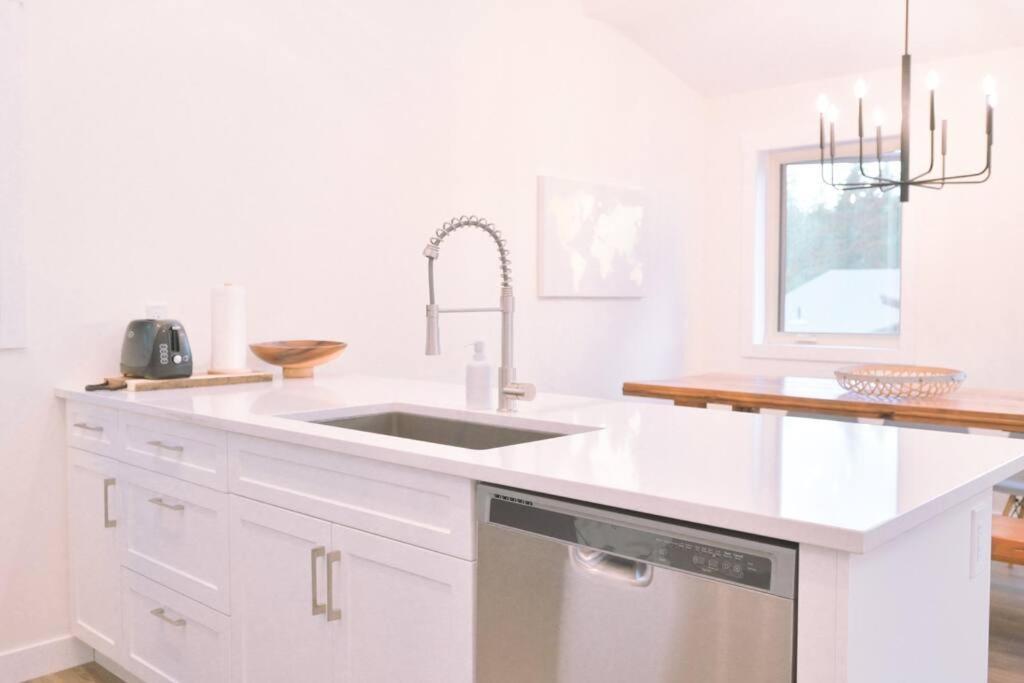 אינברמיר Oasis Getaway, Mins To Lake, King Bed, Dbl Garage מראה חיצוני תמונה