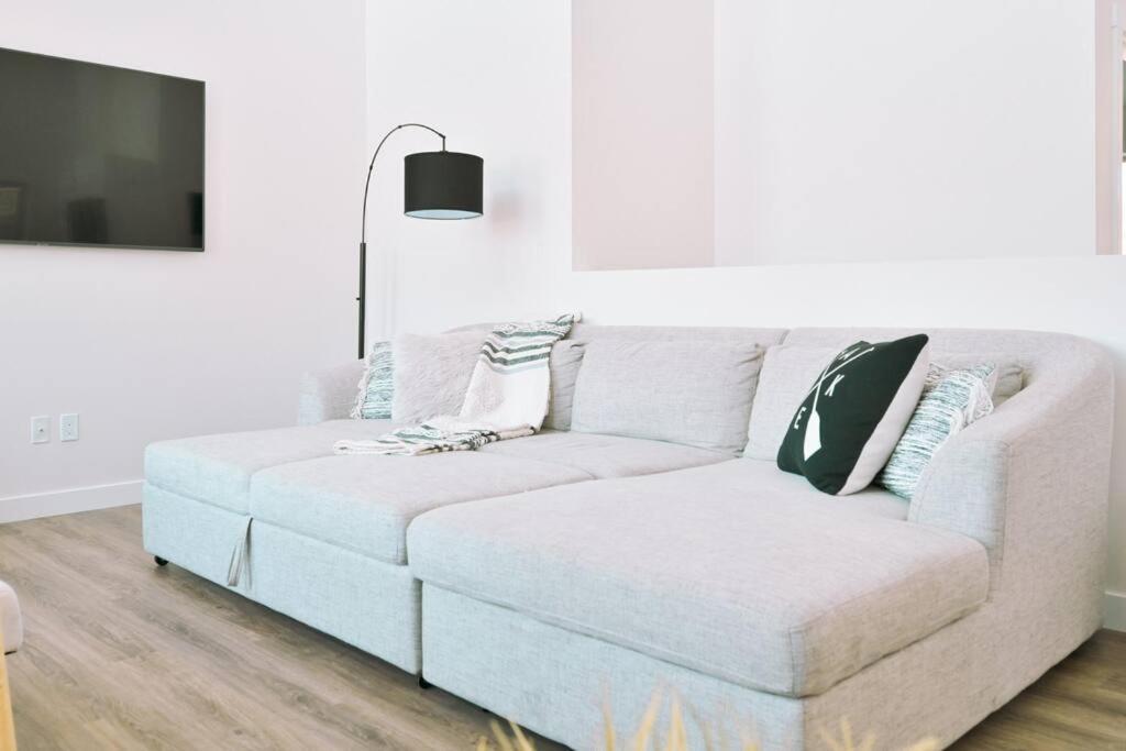 אינברמיר Oasis Getaway, Mins To Lake, King Bed, Dbl Garage מראה חיצוני תמונה