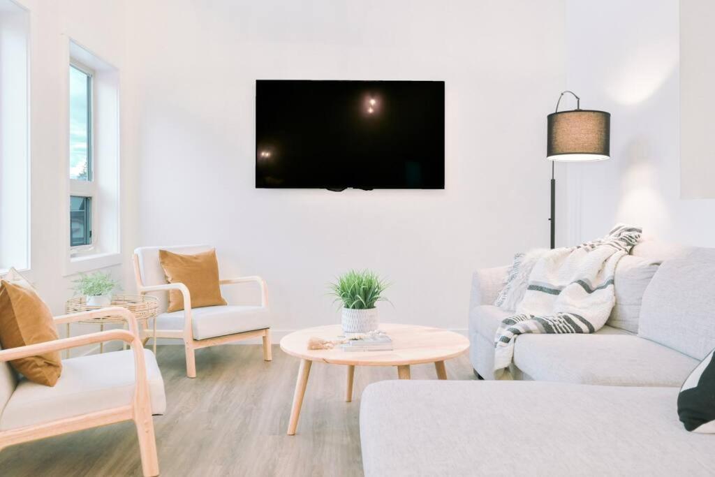 אינברמיר Oasis Getaway, Mins To Lake, King Bed, Dbl Garage מראה חיצוני תמונה